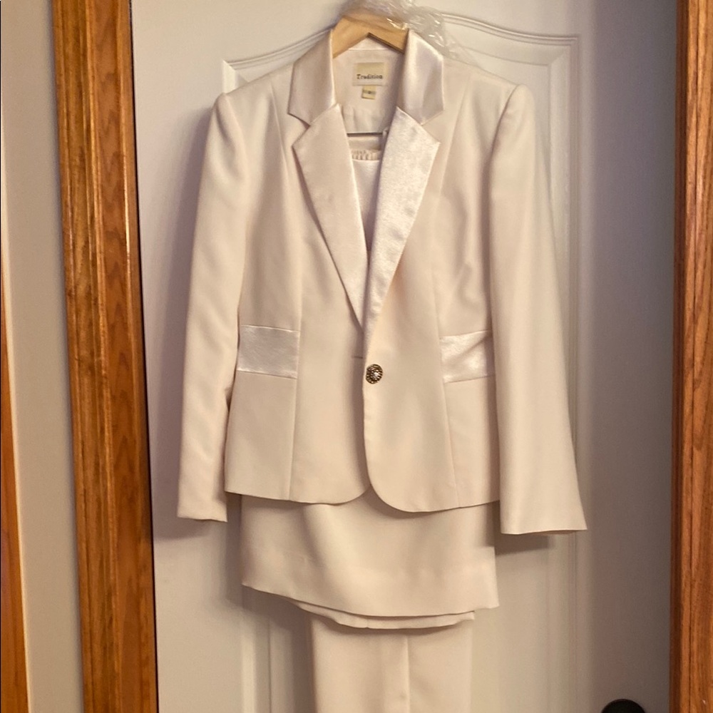Elegant Cream Blazer by Tahari